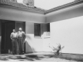 Monika und Helmuth Plessner, 1954 vor dem Haus